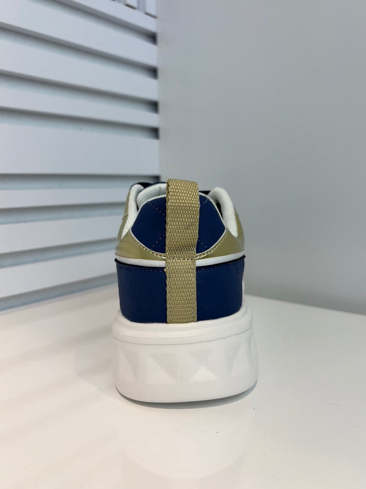 Vio Platform Sneakers met Bee Details