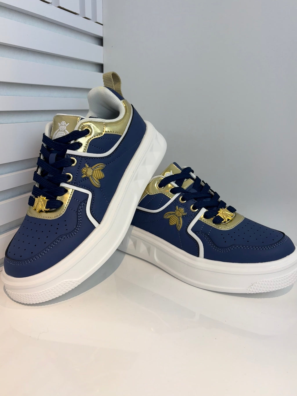 Vio Platform Sneakers met Bee Details