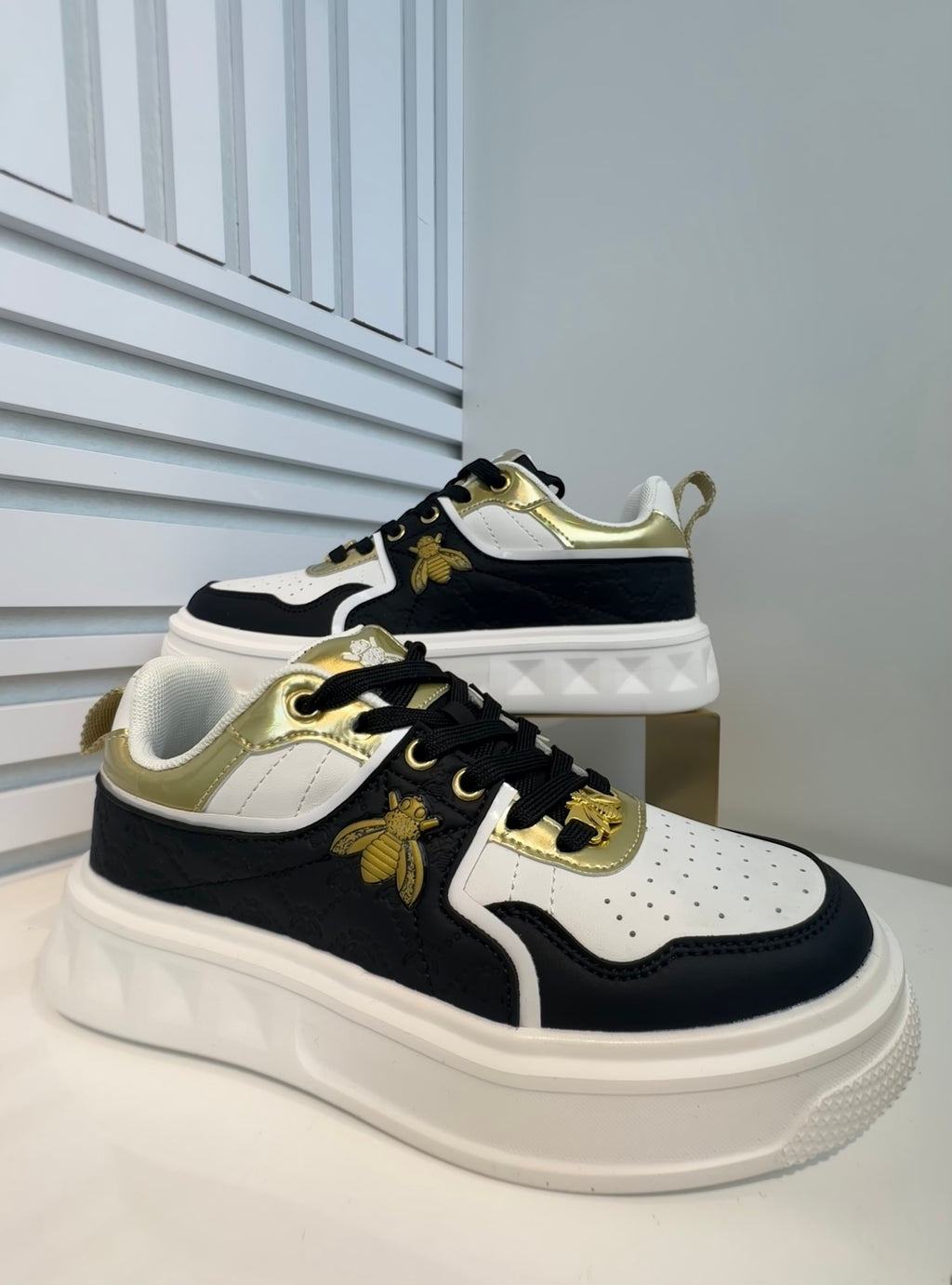 Vio Platform Sneakers met Bee Details