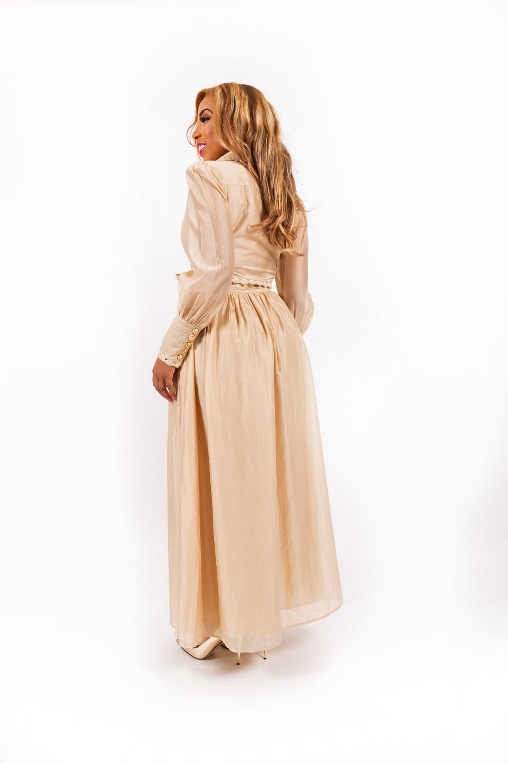Solven Maxi Rok Caramel Dames Met Gouden Details en Knoopsluiting