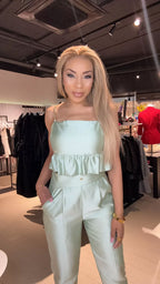 Saelle Satijnen Krijtstreep Top Zacht Groen Dames Met Ruffle Detail
